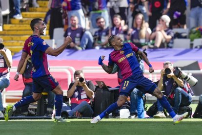 El delantero del Barcelona Raphinha (d) celebra su gol contra el Real Madrid, durante el partido de la jornada 35 de LaLiga.