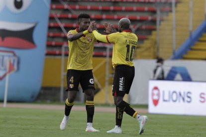 Felipe Caicedo y Gustavo Vallecilla en el festejo del empate.