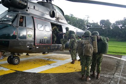 Soldados de la Brigada de Selva 19 Napo, en Orellana, salen hacia Alto Punino.