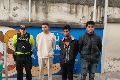 Los sujetos armaron relajo dentro del establecimiento.