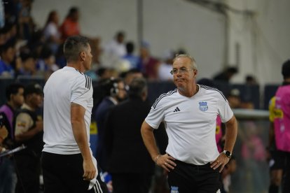 El técnico Jorge Célico salió frustrado tras una nueva derrota en casa.