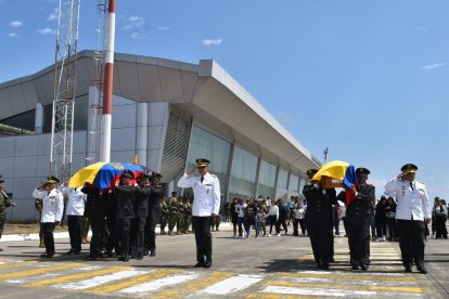 Momento en que los dos cuerpos llegaron al aeropuerto del cantón Santa Rosa.