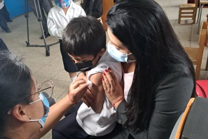 Personal de salud administra la vacuna contra la tosferina a menores de edad.