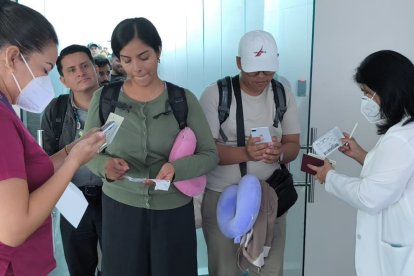 Revisón de certificados de vacunación contra la fiebre amarilla en aereopuertos de Ecuador.