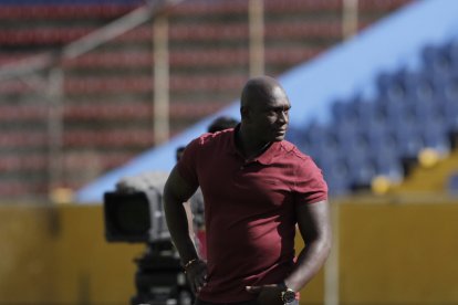 Segundo Castillo dirigiendo en el estadio Olímpico Atahualpa en la visita de Barcelona a Universidad Católica