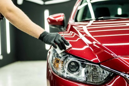 La cera debe aplicarse con una microfibra o esponja. Use guantes para evitar el contacto directo con el producto.