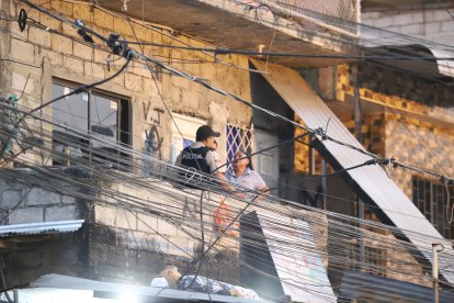 Los Policías debieron rescatar el cuerpo de un techo que corría riesgo de colapsar.