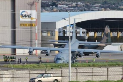 Equipos de emergencia acudieron al sitio tras el percance del avión militar en Latacunga.
