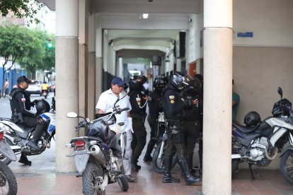 Policías se fueron de balacera con antisociales en el centro de Guayaquil.