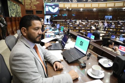 Otto Vera (PSC) fue el encargado de presentar la terna en el Pleno.
