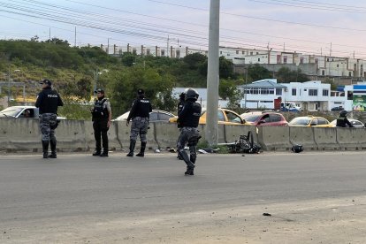 En la escena del crimen quedaron dispersos múltiples indicios balísticos, en Manta.