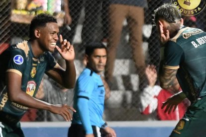 Festejo del gol de Mushuc Runa: Elián Caicedo y Bryan Daniel Bentaberry