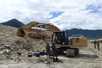 Militares durante una operación de control en zonas de extracción minera en la Amazonía.