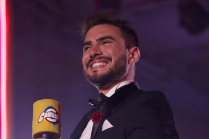 Carlos Scavone es el presentador del programa Combate de RTS