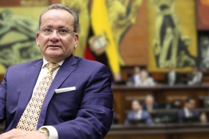 El asambleísta Alfredo Serrano no se percató de que su micrófono seguía encendido durante la lectura de documentos