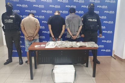 Tres individuos fueron aprehendidos en un edificio, en las calles c.