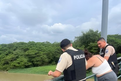 Policías evitaron una tragedia en Esmeraldas.