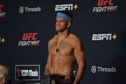 Gilbert Burns dio 170 libras en la balanza.