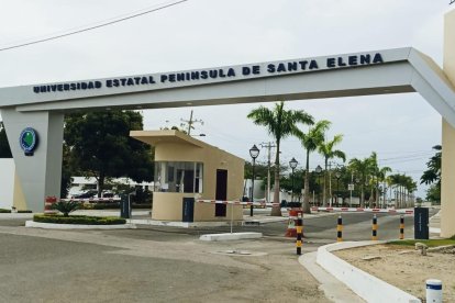 El hecho ocurrió en la garita del campus cuando dos sujetos armados abrieron fuego; la Policía investiga el caso.