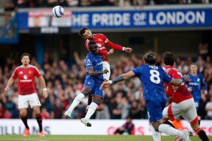 El jugador de la Premiere League usó una máscara negra durante todo el partido.