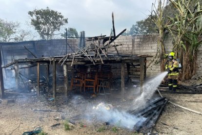 Así quedó la vivienda incendiada por el condenado en Atacames.