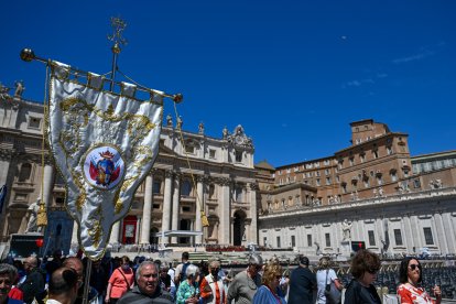 En la Plaza de San Pedro hacen las adecuaciones para la ceremonia de este domingo 18 de mayo.