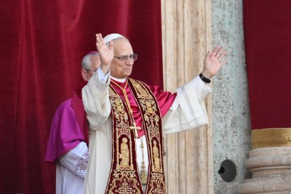El papa León XIV, el cardenal estadounidense Roberto Francisco Prevost, en su primera aparición en la Basílica de San Pedro en el Vaticano.