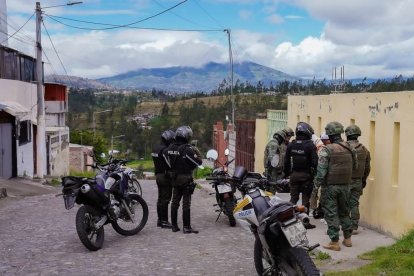 Agentes de la policía y militares realizan patrullajes en el sector Techo Propio de Ambato