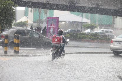 Repentina lluvia cayó con fuerza en Guayaquil, la tarde de este 17 de mayo.