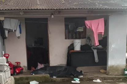 La víctima falleció afuera del domicilio en el que vivía con su pareja.