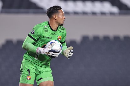 Barcelona SC y Emelec chocan en el estadio Monumental.