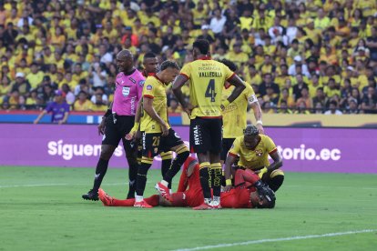 El portero venezolano José Contreras fue sustituido al minuto 19 del Clásico del Astillero por una lesión.