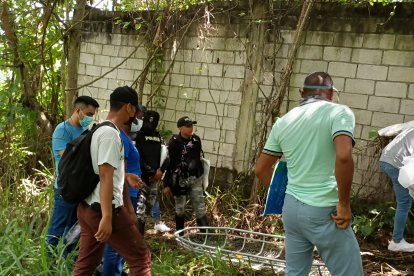 Vecinos y miembros de la Policía Nacional en el descubrimiento del cadáver.