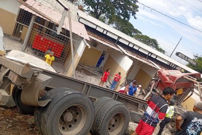 El vehículo pesado destrozó parte del motel, en Daule, Guayas.