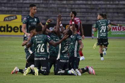 Los jugadores de Orense celebraron de rodillas y con las manos en alto la goleada 5-2.