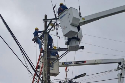 Trabajadores de CNEL realizan labores de mantenimiento.