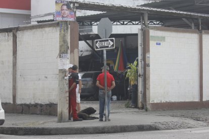 En los exteriores de este taller mecánico se registró el atentado con explosivos.
