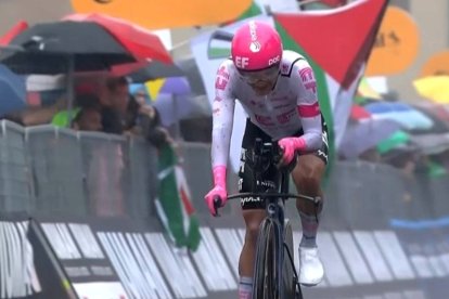 Richard Carapaz durante la contrarreloj de la etapa 10 del Giro de Italia.