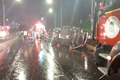 El vehículo accidentado fue retirado tras el siniestro en la avenida De los Granados.