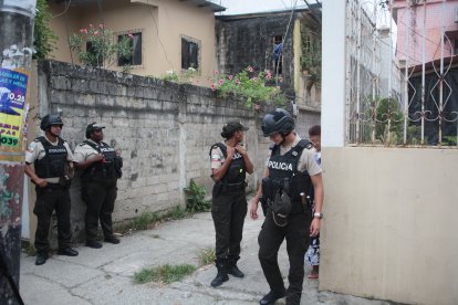 Al sitio acudieron agentes policiales, para recabar información, indicios balísticos y retirar los cuerpos.