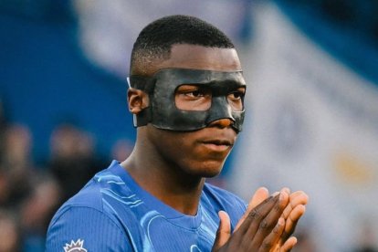 Moisés Caicedo y la mascara que uso en el último partido y los entrenamientos.