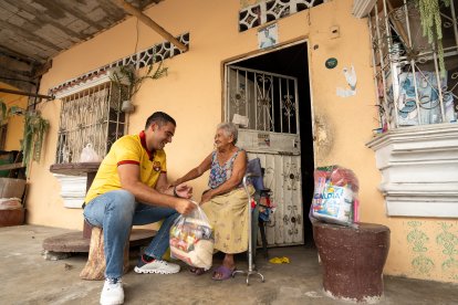 José Yunez durante su labor social en la comunidad.