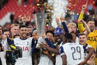BILBAO, 21/05/2025.- Los jugadores del Tottenham celebran con el trofeo el título de la Liga Europa tras ganar la final que Tottenham Hotspurs y Manchester United disputaron este miércoles en el estadio de San Mamés, en Bilbao. EFE/Luis Tejido