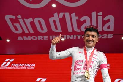Richard Carapaz y su festejo en el podio tras ganar la etapa 11 del Giro de Italia 2025.