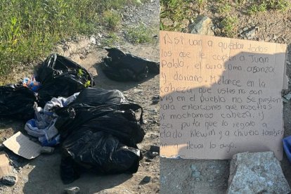 Las fundas con restos humanos y uno de los panfletos.