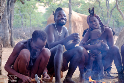 En la tribu Himba (Namibia), las personas realizan danzas y pintan sus cuerpos para la fertilidad.