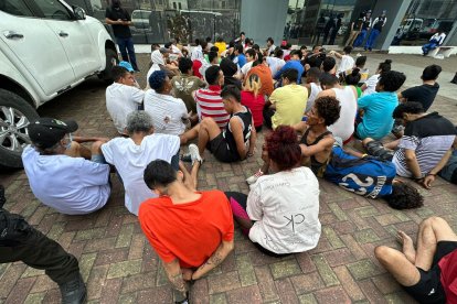 Entre las evidencias del operativo policial constan piezas automotrices y motos. 53 personas fueron retenidas.