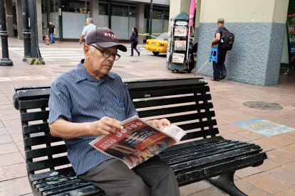 José Zuñiga mientras observa la nueva promoción que EXTRA trae a sus lectores.