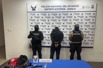 El asaltante fue presentado ante la prensa junto a las evidencias del delito.