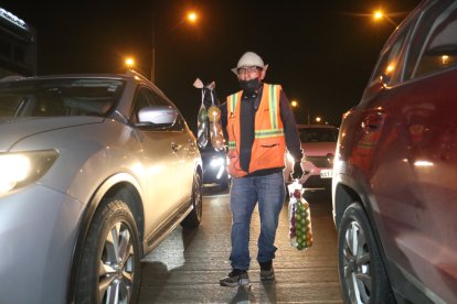 El parterre de la avenida del Bombero le sirve de estantería a Manuel. Allí ubica las frutas que ofrece.
